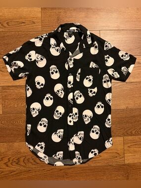 Hot Topic Black & White Skull Print Button-Down Shirt Men’s Short Sleeve
